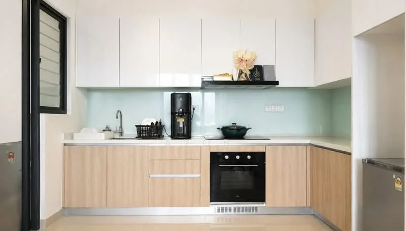 Kitchen features: white upper cabinets, light wood lower cabinets, white countertop, glass backsplash, stainless-steel sink, chrome pull-down faucet, built-in oven, 4-burner gas hob, black refrigerator, black coffee machine, black pot, dish rack, tile flooring, window with black frame; style: modern.
