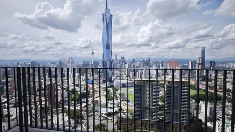 Room style: modern; view: city.