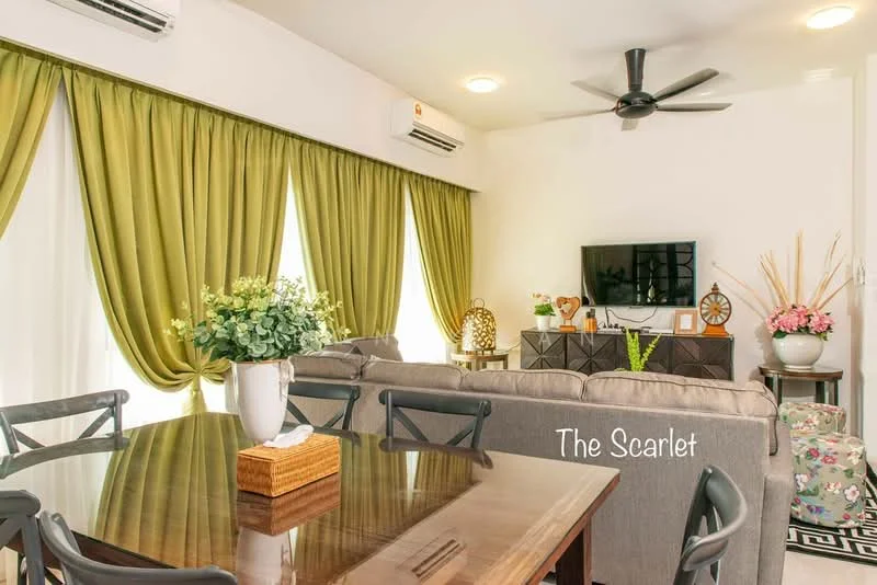 Living features: 5-blade ceiling fan with light, wall-mounted TV, sofa in grey fabric, coffee table, dining table with chairs, green curtains, floor-to-ceiling windows, decorative plants, side table, decorative vase, wooden cabinet, area rug with geometric pattern, wall art; style: modern.