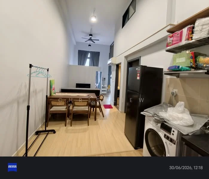 Living features: wooden flooring, high ceiling, 5-blade ceiling fan with light, dining table with 4 chairs, black refrigerator, front-load washing machine, open shelving with storage, grey curtains, wall-mounted TV, red area rug; style: modern.