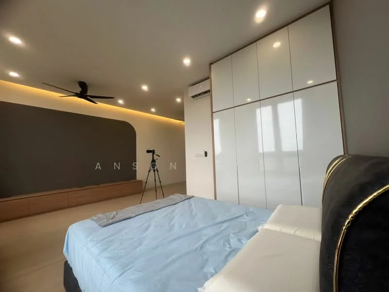 Bedroom features: king-size bed, upholstered headboard, white bedding, built-in wardrobe with sliding doors, grey accent wall, wooden flooring, 5-blade ceiling fan, wall-mounted air conditioning unit, recessed LED downlights, crown moulding, TV console, decorative wall paneling; style: modern.