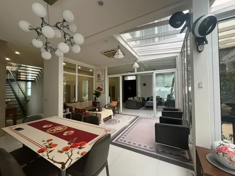 Living features: sofa in black leather, 2 armchairs in black leather, coffee table with decorative items, area rug with geometric pattern, floor-to-ceiling windows, sliding glass door, recessed downlights, pendant light, decorative wall art, open layout with dining area, white painted walls, tile flooring; style: modern; view: garden. Dining features: 6-seater dining table with red tablecloth, chandelier, decorative centerpiece, white painted walls, tile flooring; style: modern.