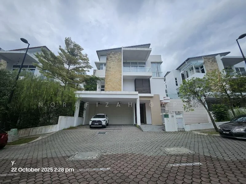 Exterior type: semi-detached house; features: two-storey building, stone cladding on facade, white painted facade, flat roof, car porch with space for one vehicle, manicured landscaping, mature trees, paved driveway, large windows, balconies on upper floor; style: modern.