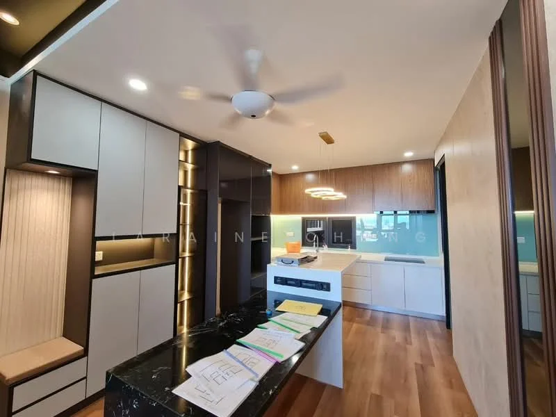 Kitchen features: black granite countertop, white cabinetry, wooden cabinetry, built-in oven, stainless-steel fridge, 4-burner gas hob, pendant lighting, 5-blade ceiling fan, open shelving, kitchen island with seating, tile backsplash, laminate flooring, recessed downlights; style: modern.