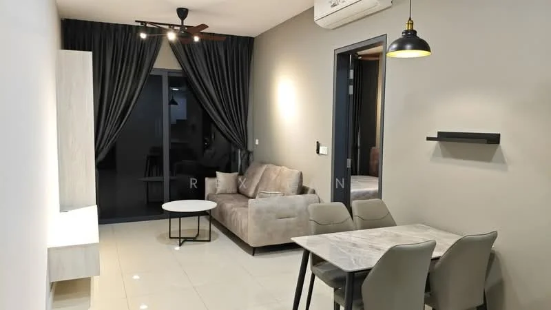 Living features: 3-seater fabric sofa in light grey, round coffee table with white top, dining table with marble top, 4 upholstered dining chairs, wall-mounted shelf, floor-to-ceiling windows, curtains in dark grey, recessed LED downlights, ceiling fan with light, air conditioning unit; style: modern.