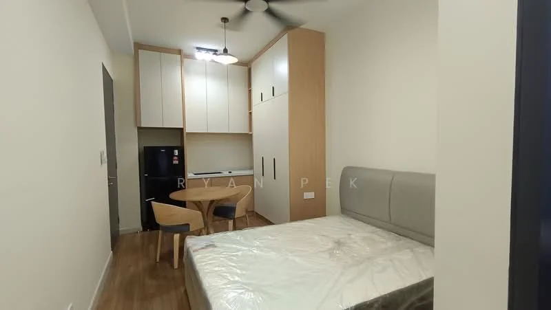 Bedroom features: queen-size bed, upholstered headboard, wooden flooring, ceiling fan, wall-mounted light fixture, built-in wardrobe, dining table for two, black refrigerator, kitchenette with cabinets, white painted walls; style: modern.