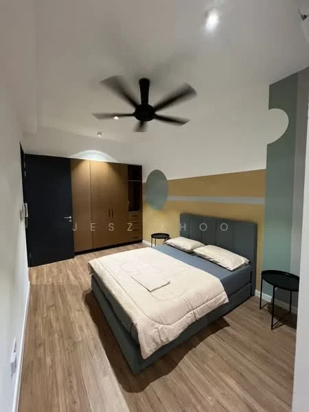 Bedroom features: king-size bed, upholstered headboard, bedding in beige, wooden flooring, 5-blade ceiling fan, built-in wardrobe with sliding doors, nightstand, decorative wall with geometric design, accent wall in green and beige, recessed lighting; style: modern.