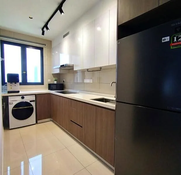 Kitchen features: white upper cabinets, brown lower cabinets, quartz countertop, single-bowl stainless-steel sink, chrome pull-down faucet, built-in oven, stainless-steel fridge, front-load washing machine, ceramic tile flooring, recessed LED downlights, window with black frame, kitchen island, wall-mounted range hood; style: modern.
