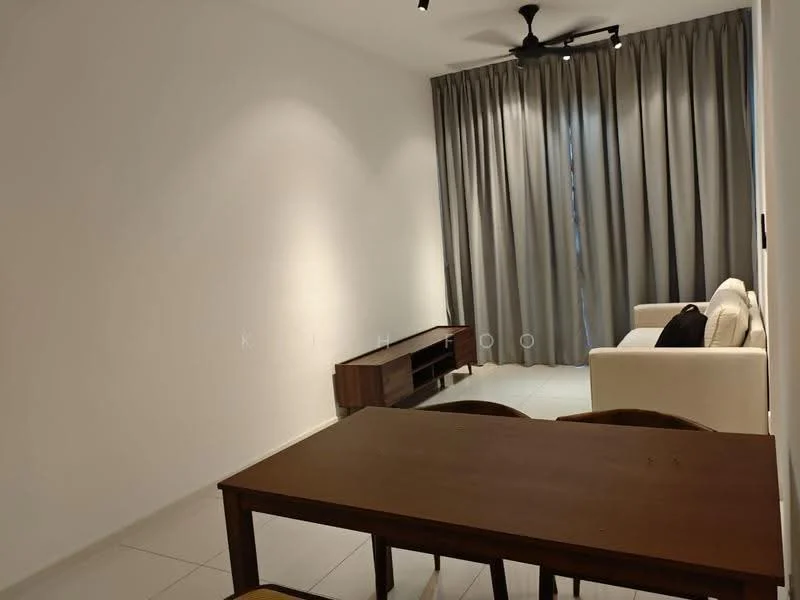 Living features: white painted walls, light grey curtains, 3-blade ceiling fan, sofa in white fabric, wooden coffee table, TV console in wood, floor tiles in white, natural light from window; style: modern.