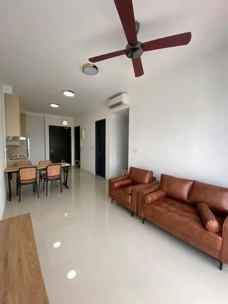 Living features: 3-seater leather sofa in brown, wooden coffee table, ceiling fan with 3 blades, recessed downlights, wall-mounted air conditioning unit, glossy tile flooring, white painted walls, dining table with 4 chairs; style: modern.