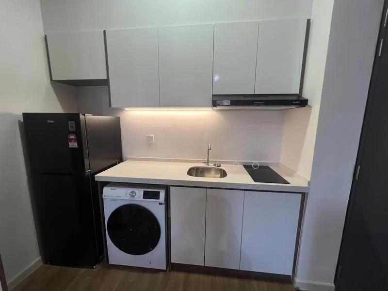 Kitchen features: white cabinetry, stainless-steel sink, chrome pull-down faucet, black built-in oven, 4-burner induction hob, stainless-steel range hood, black refrigerator, front-load washing machine, light-colored countertop, laminate flooring; style: modern.