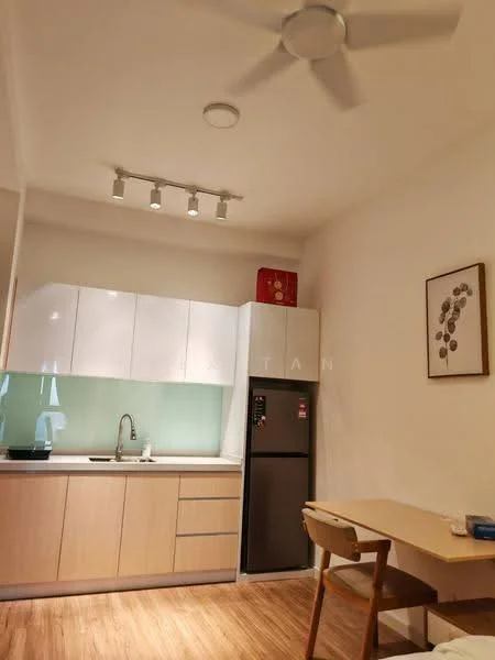 Kitchen features: white upper cabinets, light wood lower cabinets, single-bowl stainless-steel sink, chrome pull-down faucet, white backsplash, stainless-steel fridge, wooden dining table, ceiling fan, track lighting, laminate flooring; style: modern.