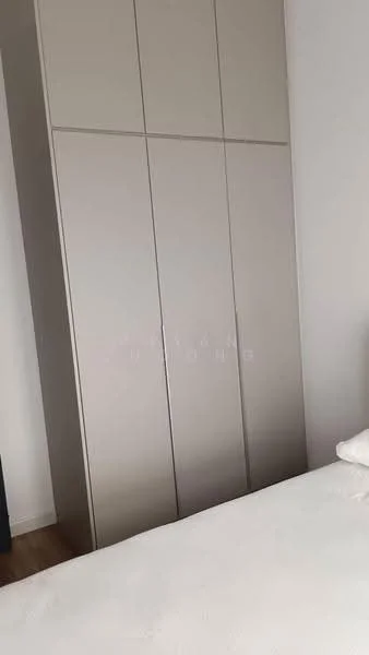 Bedroom features: built-in wardrobe with sliding doors, light wood flooring, white walls, queen-size bed, bedside table, decorative pillows; style: modern.