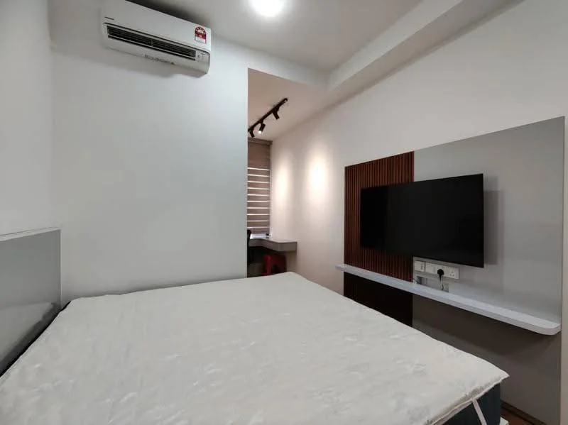 Bedroom features: white painted walls, laminate flooring, 5-blade ceiling fan with light, wall-mounted TV, built-in wardrobe, window with blinds, desk area, air conditioning unit; style: modern.