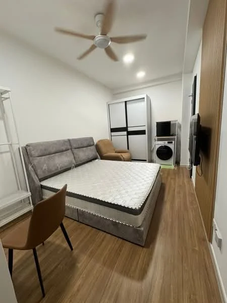 Bedroom features: queen-size bed with upholstered headboard, wooden flooring, 5-blade ceiling fan with light, wall-mounted TV, built-in wardrobe with sliding doors, armchair in beige, washing machine, clothes rack, decorative wall paneling; style: modern.
