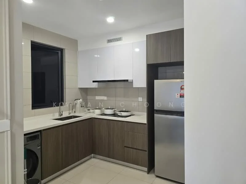 Kitchen features: white upper cabinets, brown lower cabinets, stainless-steel fridge, single-bowl stainless-steel sink, chrome pull-down faucet, ceramic tile backsplash, built-in oven, 4-burner gas hob, washing machine, countertop with space for appliances, recessed LED downlights, window with black frame; style: modern.