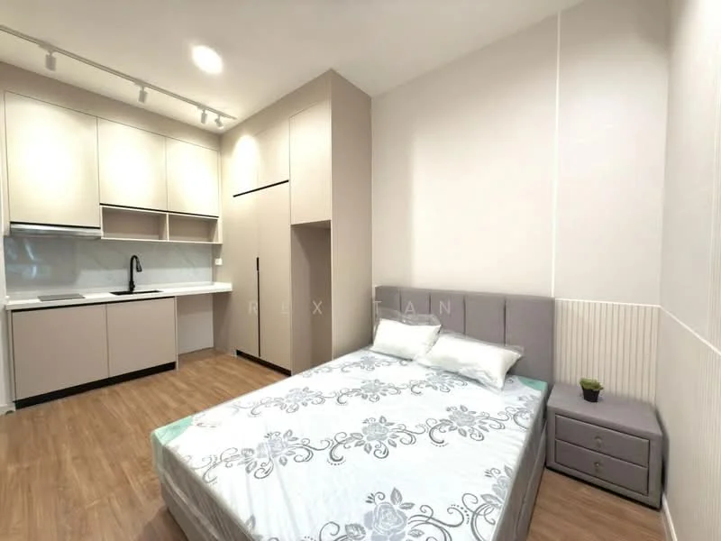 Bedroom features: queen-size bed, upholstered headboard, bedside table, white bedding with floral pattern, laminate flooring, built-in wardrobe with sliding doors, kitchenette with countertop, single-bowl stainless-steel sink, chrome pull-down faucet, cabinets with flat-panel design, recessed lighting, wall-mounted light fixture; style: modern.