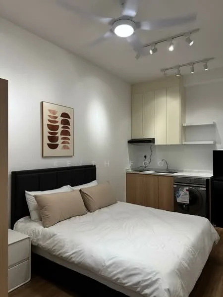 Bedroom features: queen-size bed with white bedding, upholstered headboard in black, 2 bedside tables in white, ceiling fan with integrated light, recessed LED downlights, built-in wardrobe with sliding doors, kitchenette with light wood cabinetry, stainless-steel sink, built-in microwave, washing machine, white walls, wood laminate flooring; style: modern.