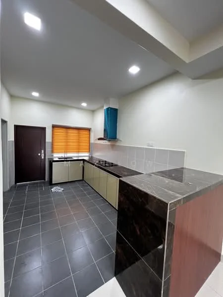 Kitchen features: L-shaped kitchen layout, dark granite countertop, cream cabinetry, grey tiled backsplash, stainless-steel sink, chrome faucet, built-in oven, 4-burner gas hob, tile flooring, recessed ceiling lights, orange window blinds; style: modern.