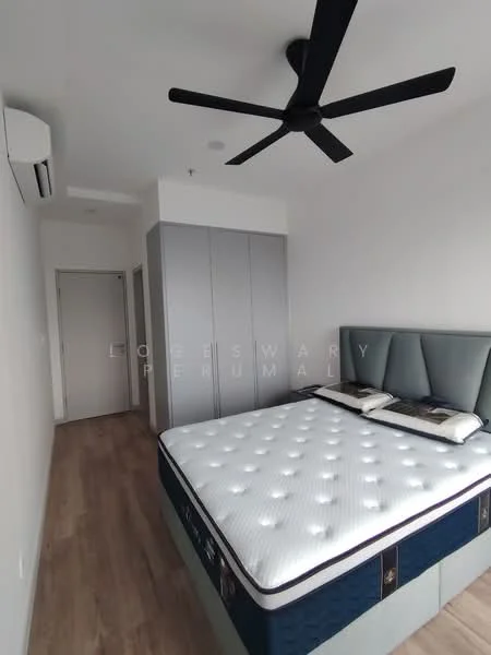 Bedroom features: king-size bed with upholstered headboard, mattress with white bedding, 2 bedside pillows, built-in wardrobe with grey panels, wooden flooring, 5-blade ceiling fan, wall-mounted split AC, white painted walls, door leading to hallway; style: modern.
