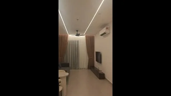 Living features: recessed LED downlights, 5-blade ceiling fan, wall-mounted TV, light-coloured walls, curtains in beige, floor-to-ceiling windows, light-coloured flooring, wooden TV console; style: modern.