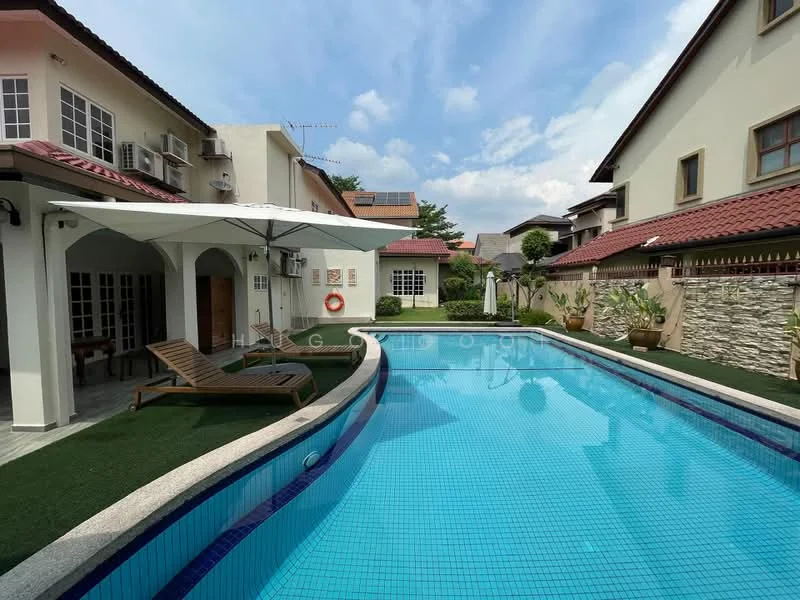 Exterior type: detached bungalow; features: swimming pool with curved edge, pool deck with loungers, manicured lawn, outdoor seating area with canopy, stone cladding on walls, red tiled roof, landscaped garden with potted plants, windows with white frames, outdoor lighting fixtures, safety buoy on wall; style: modern.