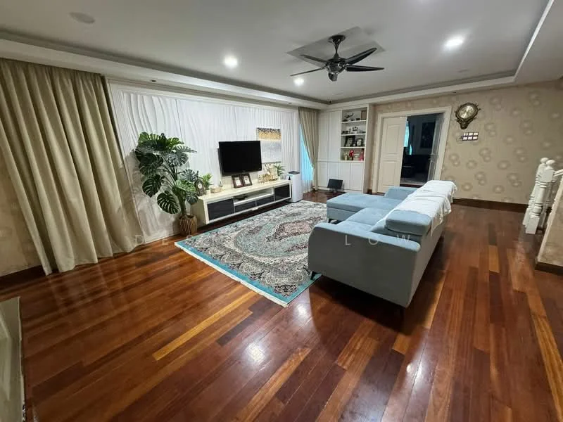 Living features: wood flooring, cream painted walls, recessed downlights, 5-blade ceiling fan, large flat-screen TV, sofa in light grey fabric, coffee table, area rug with intricate pattern, decorative wall clock, potted plant, built-in shelving unit, curtains in beige fabric; style: contemporary.