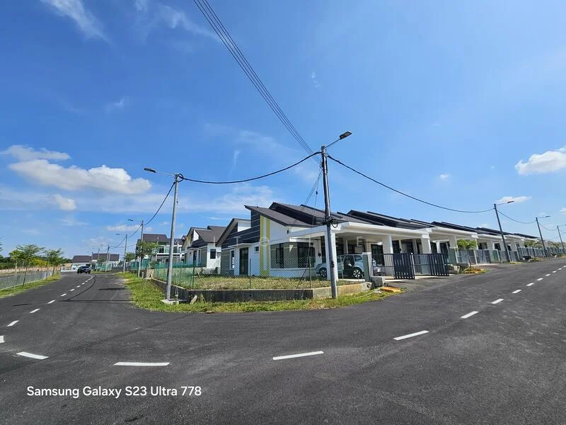 Exterior type: linked terrace house; features: two-storey linked terrace houses, white painted facade, black tiled roof, manicured lawn, paved driveway, street lighting, surrounding greenery, curved road layout; style: modern.