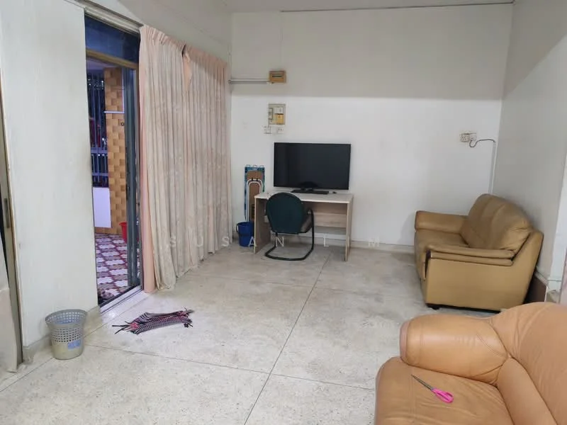 Living features: cream painted walls, tile flooring, sofa in beige leather, coffee table, wall-mounted TV, desk with chair, curtains, door leading outside.