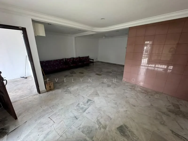 Living features: marble flooring, white painted walls, crown moulding, 5-blade ceiling fan, large window, sofa seating, open layout, natural light; style: modern.