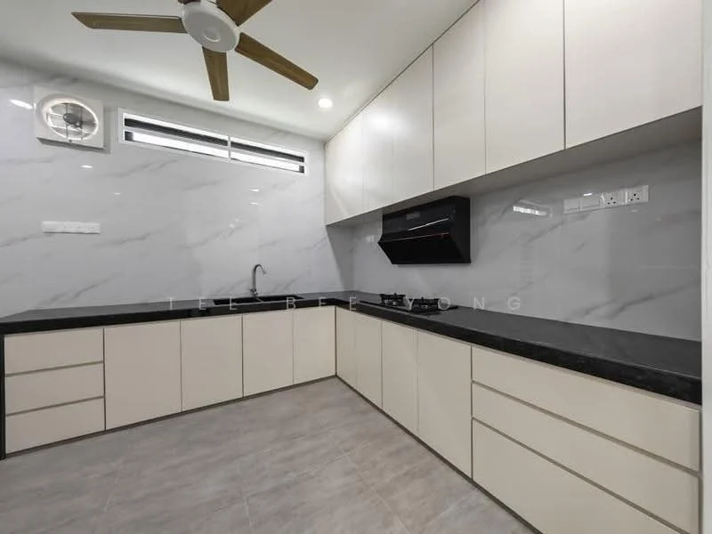Kitchen features: white cabinetry with flat-panel doors, black granite countertop, marble backsplash, stainless-steel sink, chrome pull-down faucet, built-in black range hood, 4-burner gas hob, wall-mounted split AC, ceiling fan with 5 blades, grey tile flooring, under-cabinet lighting; style: modern.