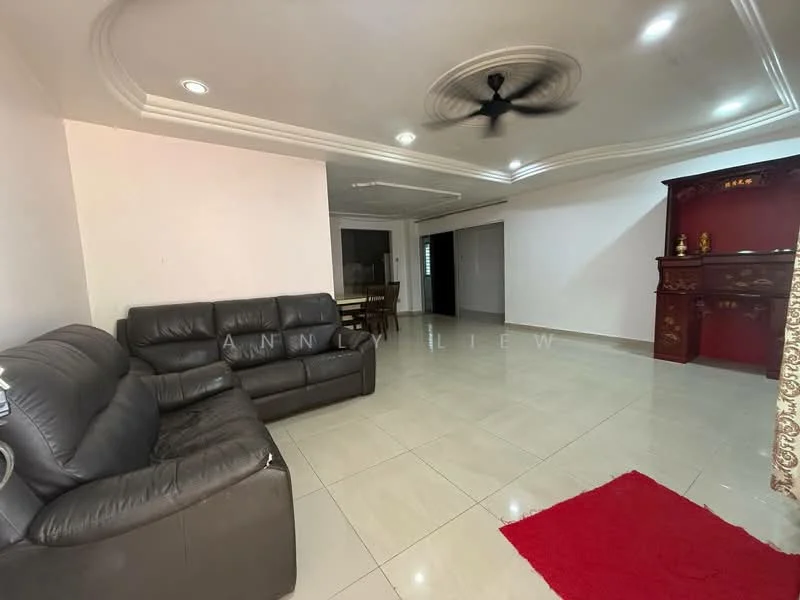 Living features: 3-seater leather sofa in dark grey, coffee table, area rug in red, tile flooring, white painted walls, tray ceiling with recessed lighting, ceiling fan, decorative wall unit, dining area visible in background; style: modern.