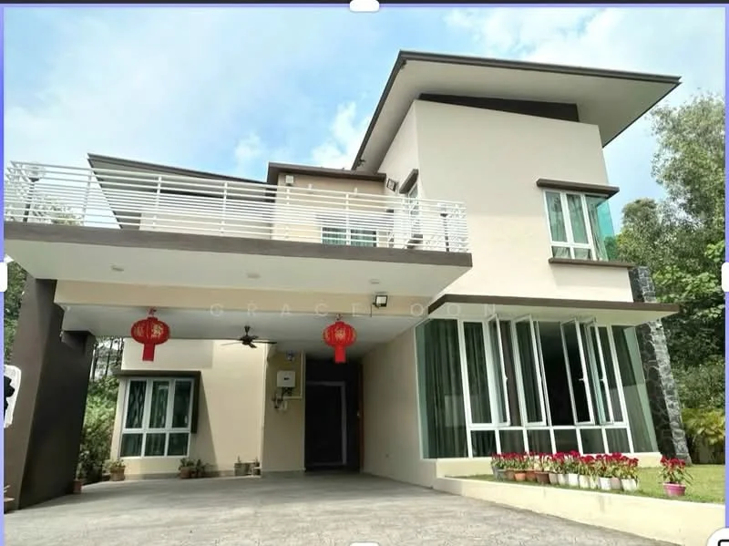 Exterior type: detached bungalow; features: cream painted facade, flat roof, approximately 2-storey, large floor-to-ceiling windows, balcony with railing, manicured garden with flower beds, concrete driveway, decorative lanterns, modern architectural design; style: modern.