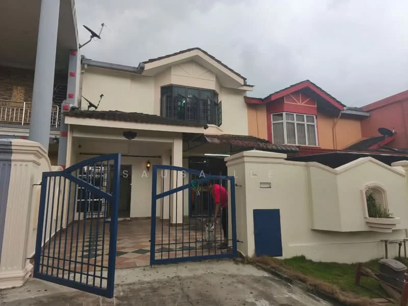 Exterior type: semi-detached house; features: white painted facade, red and cream accents, gabled roof, front porch, double-volume entrance, decorative window grilles, paved walkway, manicured lawn, fenced perimeter, two-tone exterior paint, satellite dishes on roof; style: modern.
