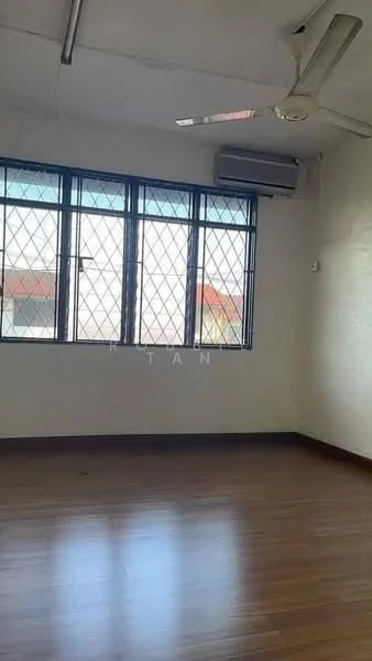 Room features: wooden flooring, white painted walls, ceiling fan, 1 wall-mounted split AC, diamond grille windows.