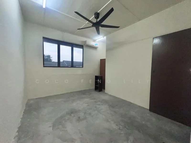 Room features: white painted walls, concrete flooring, exposed ceiling, 1 wall-mounted split AC, 5-blade ceiling fan, single window, brown wooden door, small side table; style: minimalist.