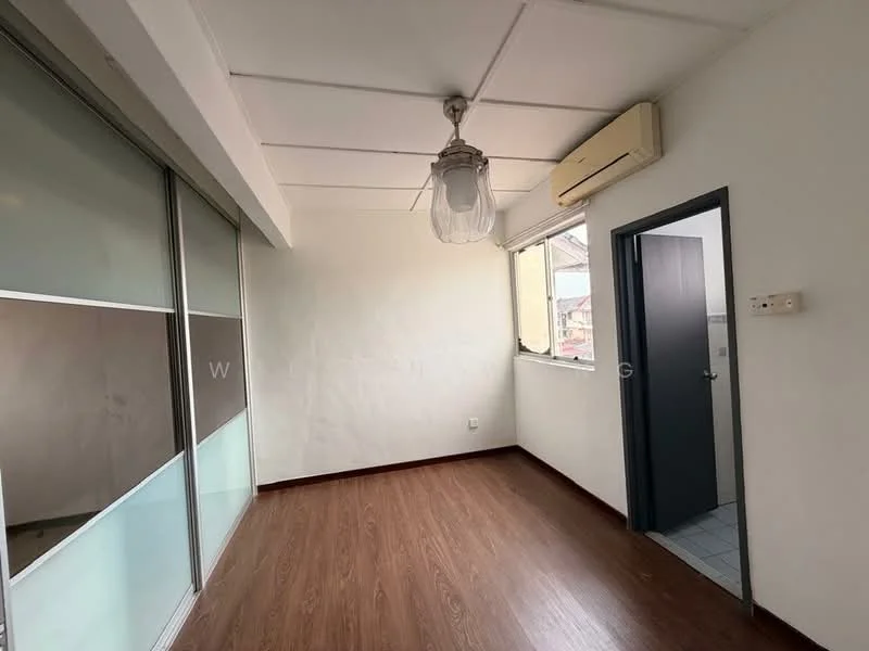 Room features: laminate flooring, white painted walls, ceiling light fixture, wall-mounted split AC, floor-to-ceiling windows with frosted glass, single door, window with view, corner room; style: modern.