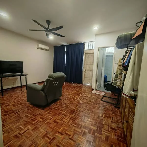 Living features: parquet wood flooring, white painted walls, 5-blade ceiling fan, wall-mounted TV, blackout curtains, single-seater leather armchair, wooden console, air conditioning unit; style: modern.