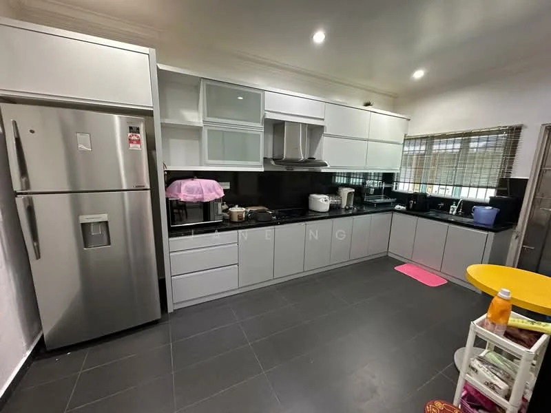Kitchen features: stainless-steel fridge, grey cabinetry, black countertop, built-in oven, 4-burner gas hob, stainless-steel range hood, white ceramic sink, window with blinds, black backsplash, pink mat, yellow round dining table, open shelving unit; style: modern.