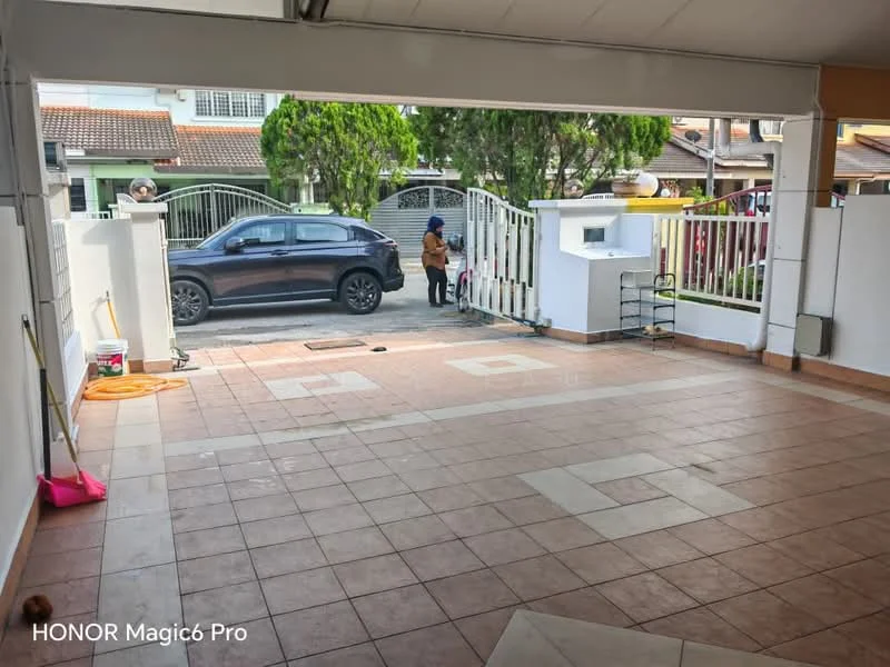 Exterior type: linked terrace house; features: paved driveway, manicured lawn, fenced perimeter, car porch, outdoor lighting, front gate, surrounding greenery, tile flooring, covered area; style: modern.