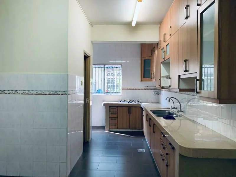 Kitchen features: laminate cabinetry in wood finish, white tiled backsplash, granite countertop, single-bowl stainless-steel sink, chrome pull-down faucet, 4-burner gas hob, built-in oven, window with metal grille, tile flooring in dark grey, fluorescent ceiling light; style: modern.