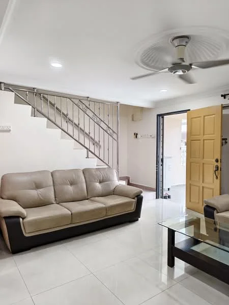 Living features: 3-seater leather sofa in beige, glass coffee table, white painted walls, polished ceramic tile flooring, ceiling fan with light, staircase with metal railing, sliding glass door, door with yellow paint; style: modern.