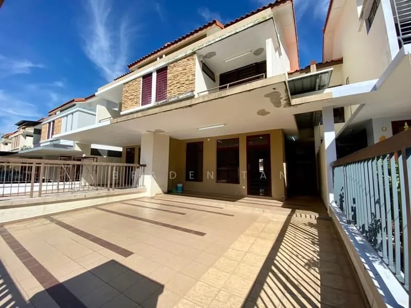 Exterior type: linked terrace house; features: two-storey building, cream painted facade, stone cladding accents, flat roof, balconies on upper level, large windows, tiled flooring in outdoor area, covered porch area, manicured landscaping, railings at the entrance, sunny outdoor space; style: modern.