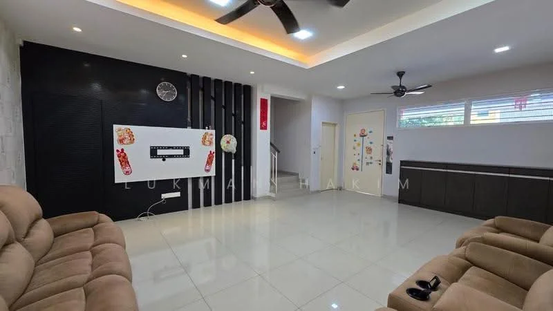 Living features: cream tiled flooring, white painted walls, black accent wall with TV mount, recessed ceiling with LED lighting, 5-blade ceiling fan, wall clock, sofa in beige fabric, TV console, decorative wall art, windows with blinds; style: modern.