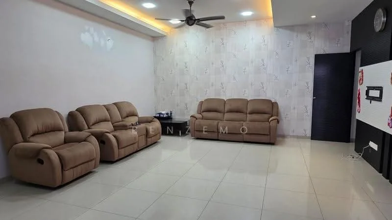 Living features: 3-seater reclining sofa in beige, 2-seater reclining sofa in beige, white painted walls, decorative wallpaper with pattern, glossy tile flooring, ceiling with recessed lighting, 5-blade ceiling fan, wall-mounted TV, TV console, area rug; style: modern.