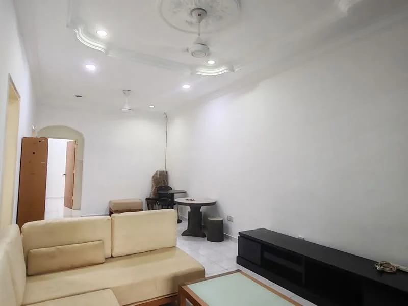 Living features: white painted walls, polished tile flooring, tray ceiling with decorative molding, ceiling fan, recessed downlights, 3-seater fabric sofa in beige, wooden coffee table, black TV console, small round dining table, 2 dining chairs, wooden cabinet, open space layout; style: modern.