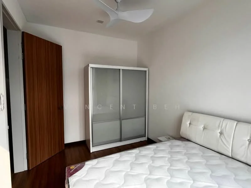Bedroom features: queen-size bed, upholstered headboard, white leather bed frame, built-in wardrobe with sliding doors, wooden flooring, ceiling fan, white painted walls, nightstand; style: modern.