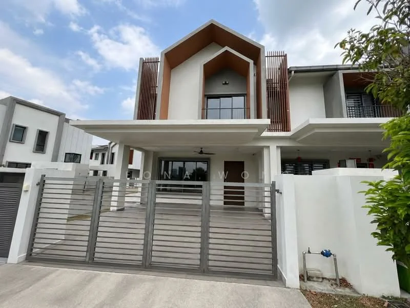 Exterior type: semi-detached house; features: white painted facade, brown accent panels, flat roof, double-volume entrance, covered porch, metal gate, concrete driveway, landscaped garden, ceiling fan at entrance, large windows, modern architectural design; style: modern.