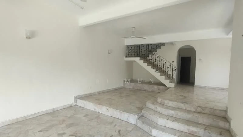 Living features: marble flooring, white painted walls, ceiling fan, staircase with metal railing, arched doorway, steps leading to upper level, natural light from windows, open layout; style: modern.