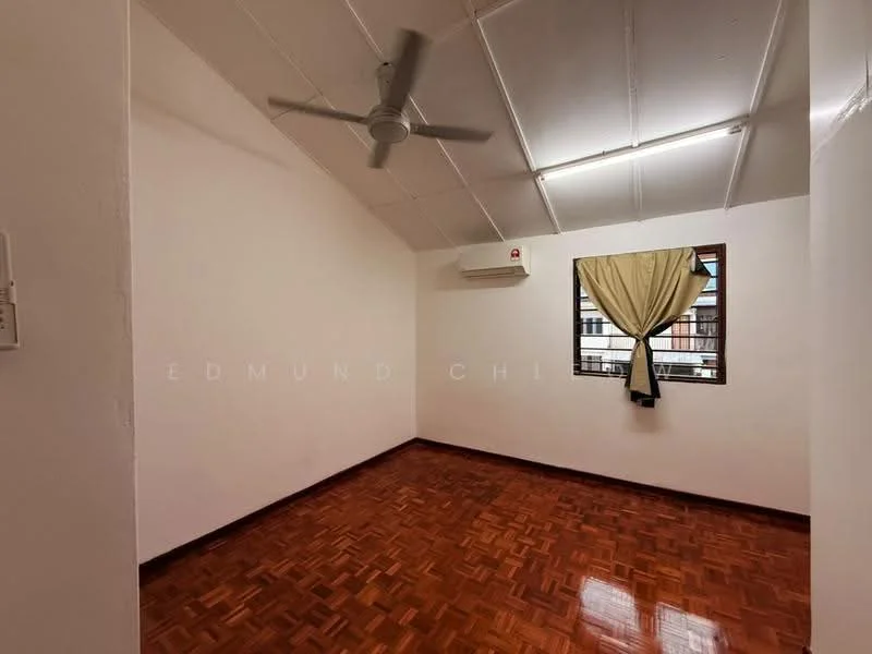 Room features: white painted walls, wooden flooring, exposed beams on ceiling, 5-blade ceiling fan, 1 wall-mounted split AC, window with curtain, light fixture on ceiling.